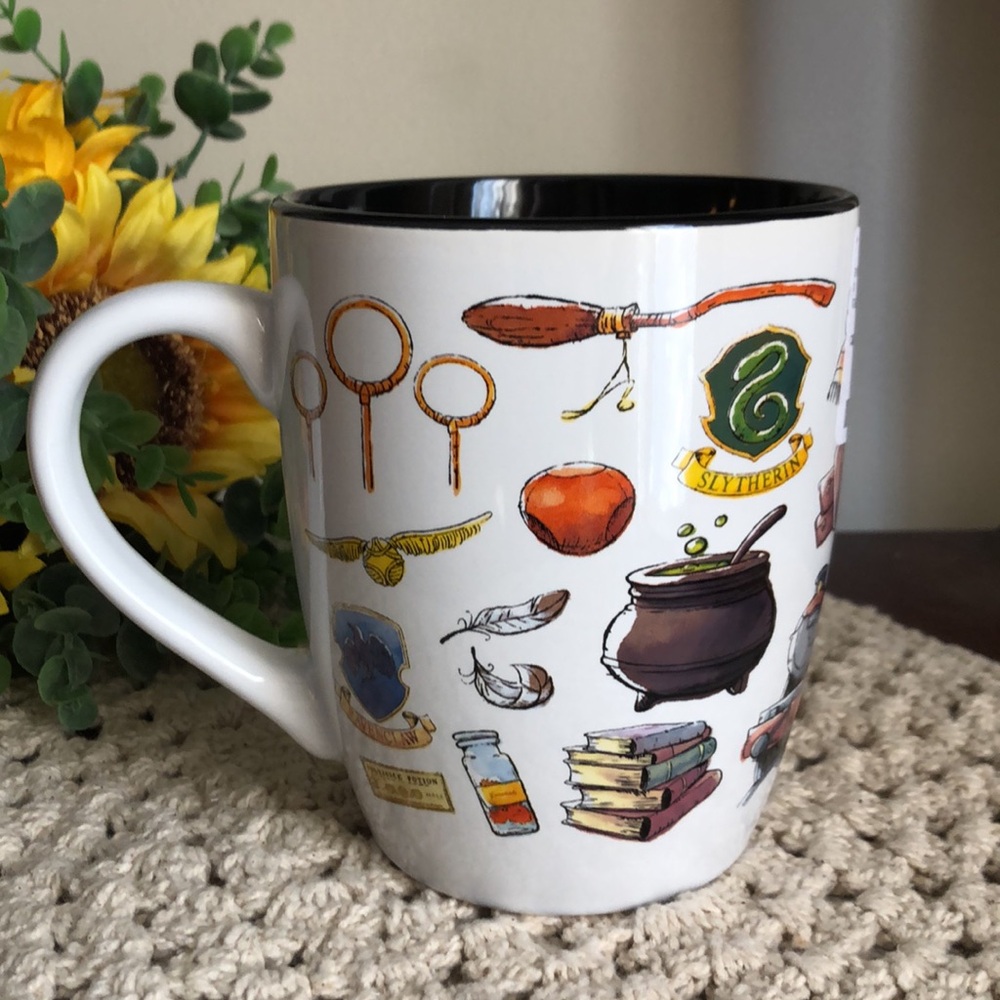 Harry Potter HOGWARTS Mug - Picture 5 of 9
